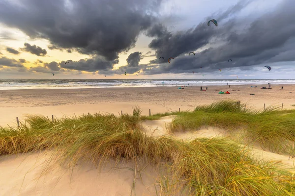 日落时从沙丘上看到的风筝冲浪 荷兰Wijk Aan Zee海滩上的风筝冲浪活动 — 图库照片