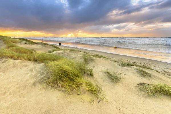 曇りの秋の空の下で砂丘風景 日没の太陽の上に暗い雲が吹いている 北オランダのWike Aan Zee オランダだ ヨーロッパの自然の海の風景 — ストック写真