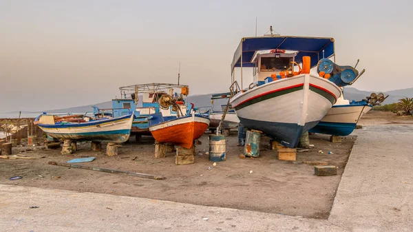 Adegan Perikanan Pelabuhan Yunani Dengan Perahu Pohon Palem Dan Skuter — Stok Foto