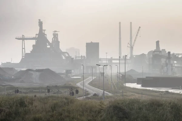 Sylwetka Fabryki Stali Ciężkiej Mgle Krajobraz Przemysłowy Mglistych Warunkach — Zdjęcie stockowe