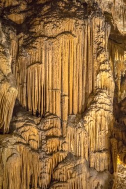 Languedoc Güney Fransa 'daki Grotte des Demoiselles' deki kireçtaşı mağarasında Dripstone oluşumu