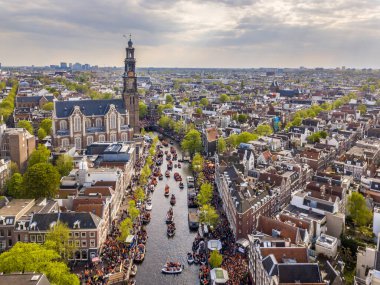 Amsterdam Westerkerk Kilisesi, Koningsdag Kralları Günü şenliklerinde kuzeyden görüldü. Kralın doğum günü. Helikopterden görüldü..