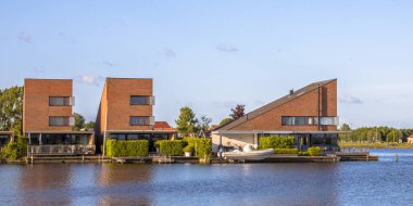 Hollanda, Leeuwarden Zuiderburen 'deki modern su paravanları evleri.