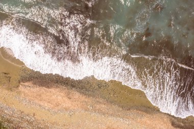 Fransa 'nın Korsika sahilindeki deniz dalgalarının yukarıdan görünüşü.