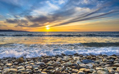 Akdeniz dalgaları Farinole Cap Corse, Korsika, Fransa yakınlarındaki çakıl taşlı plajda kırılıyor