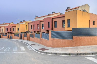 İspanya 'da Terra toprak renklerinde modern sıra evleri.