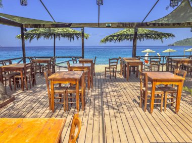 Yunanistan 'da deniz kenarındaki bir restoranda. Lezbiyenler Adası 'ndaki sahil köyünün güvertesinde güzel bir ahşap platform. Yunanistan.