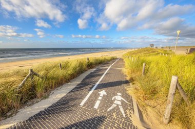 Paved Patikası, Kuzey Denizi 'nin kumsal girişinden geçiyor. Zandvoort, Kuzey Hollanda, Hollanda. Avrupa 'nın doğasında deniz manzarası.