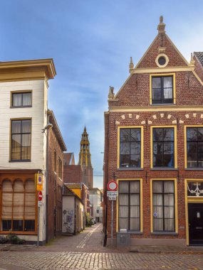 Kromme Elleboog 'daki Groningen şehrinin şehir manzarası. Arka planda sokak, eski evler ve ortaçağ Aa kilisesi var. Avrupa 'nın şehir manzarası. Hollanda.