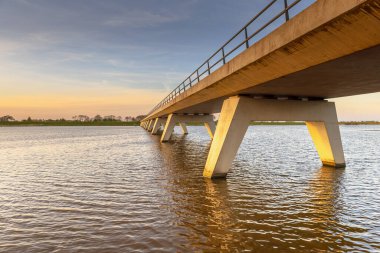 Kampen yakınlarındaki IJssel nehri üzerindeki modern beton köprü, Hollanda Overijssel