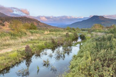 Lezbiyen Adası Yunanistan 'da nehir vadisi gün doğumunda. Avrupa 'daki doğa manzarası.