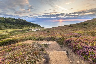 Erretegia Körfezi 'nde gün batımı. Belvedere de Bidart 'ta, Fransız Bask sahilinde bir sahil. Doğal bitki örtüsünde merdivenlerle yürüme pisti. Biarritz, Biscay Körfezi, Fransa. Avrupa 'da Doğa Manzarası.