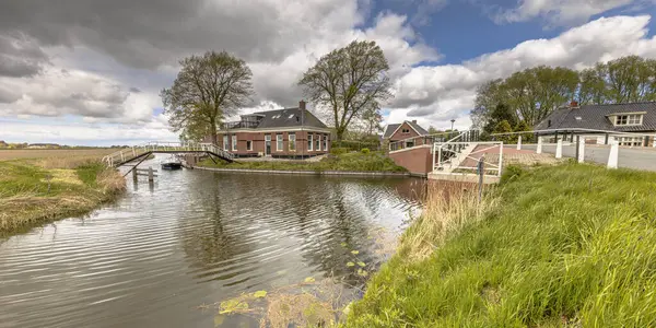 Hollanda 'nın Oosterwijtwerd köyündeki Groningen Eyaleti' nde köy manzarası. Hollanda 'daki doğa manzarası..