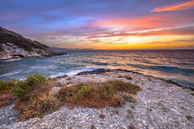 Akdeniz üzerinde gün batımı ve Farinole, Korsika, Fransa, Ağustos yakınlarındaki Kaptan Corse 'un kayalık kıyı şeridi