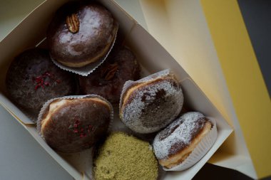 Farklı tatlarda bir donut seti. Polonya 'da geleneksel çörekler 