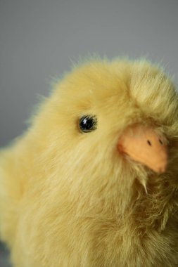 Sarı pelüş piliç ayakları üzerinde duruyor. Mutlu Paskalyalar. Çocuklar için pelüş oyuncak, Paskalya masa dekorasyonu.