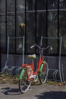 Polonya 'nın Varşova kentindeki botanik bahçesinin yanında bir bisiklet park halindedir.