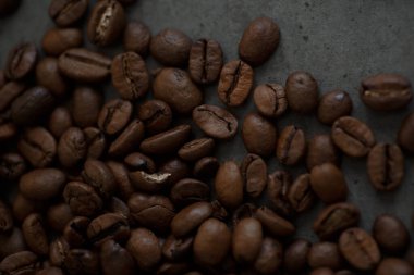 Kahve çekirdeği, gri, koyu beton arka planda. Arkaplan ya da yemek tarifleri için yemek fotoğrafı