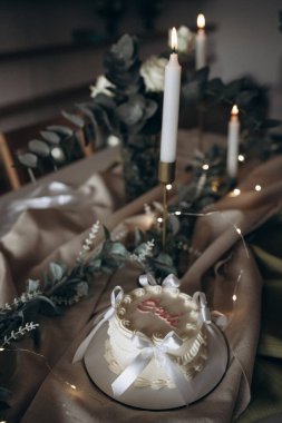 Mumlarla süslenmiş güzel bir masa ve 