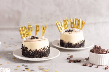 Beyaz tabakta altın sarısı 