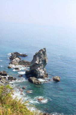 Kamitate-gami-iwa, Nushima, Minamiawaji City, Hyogo ili 'nde bulunan kayalık bir çıkıntıdır. Yaklaşık 30 metre yüksekliğindedir ve Awaji Sekiz Manzarası ve Awaji Yüz Görüş 'ten biri olarak tanınır..