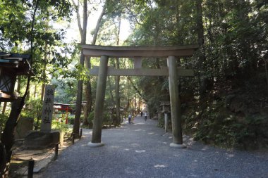Sakurai City 'deki Omiwa Tapınağı, Nara Bölgesi, Japonya. Omiwa Shrine ya da Omiwa Jinja, Japonya 'nın Sakurai şehrinde bulunan bir Shinto tapınağıdır. Japonya 'daki en eski Shinto türbelerinden biridir..