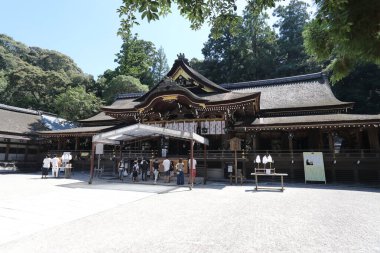 Sakurai City 'deki Omiwa Tapınağı, Nara Bölgesi, Japonya. Omiwa Shrine ya da Omiwa Jinja, Japonya 'nın Sakurai şehrinde bulunan bir Shinto tapınağıdır. Japonya 'daki en eski Shinto türbelerinden biridir..