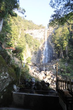 Nachi Şelalesi Japonya 'daki en ünlü ve kutsal şelalelerden biridir. Wakayama Bölgesi 'nde, UNESCO' nun Dünya Mirası Kutsal Arazileri ve Kii Dağları 'ndaki hac rotalarının bir parçası olan Kumano bölgesinde yer almaktadır..