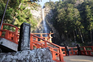 Nachi Şelalesi Japonya 'daki en ünlü ve kutsal şelalelerden biridir. Wakayama Bölgesi 'nde, UNESCO' nun Dünya Mirası Kutsal Arazileri ve Kii Dağları 'ndaki hac rotalarının bir parçası olan Kumano bölgesinde yer almaktadır..
