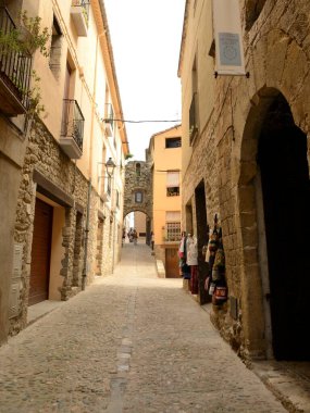 Besalu, İspanya - 26 Temmuz 2017: Besalu 'nun dar sokaklarında, Katalonya' nın Girona kentindeki bir ortaçağ kasabasında, kemer yakınında az sayıda insan.