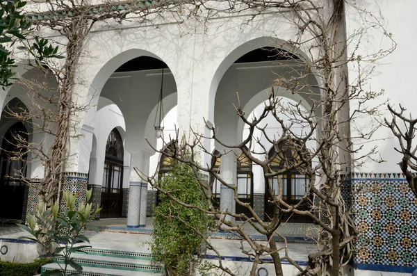 2023年3月15日フランス パリのモスクの中庭に白いアーチ — ストック写真