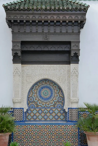 2023年3月17日フランス パリのモスクの中庭に石 タイルでムーア様式で装飾された水源 — ストック写真
