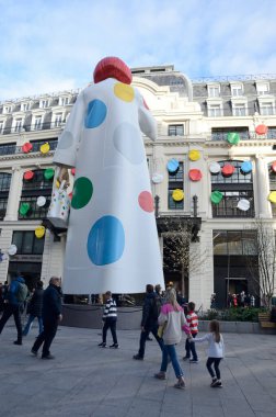 Paris, Fransa - 18 Mart 2023: Louis Vuitton Genel Merkezi önünde Japon sanatçı Yayoi Kusama 'nın heykeli Paris, Fransa' daki renkli noktalarla binanın ön cephesini yeniden boyadı