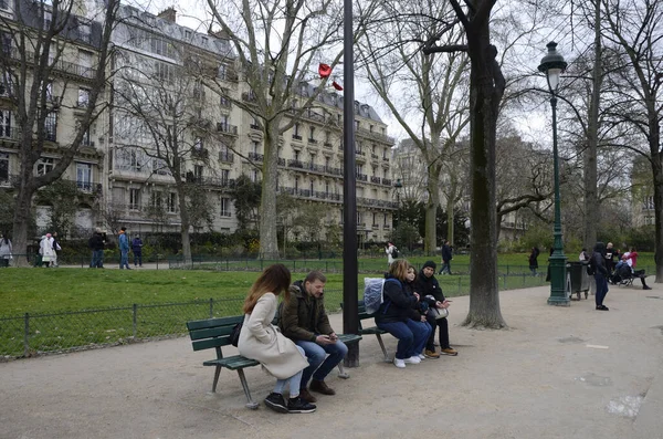 Paris França Março 2023 Pessoas Benchs Field Mars Gardens Paris — Fotografia de Stock