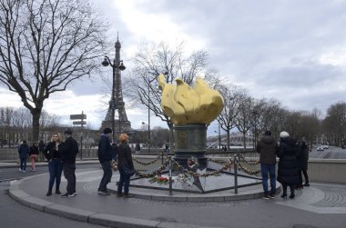 Paris, Fransa - 19 Mart 2023: Özgürlük Ateşi, Fransa 'nın başkenti Paris' teki Özgürlük Heykeli ve Eyfel Kulesi 'nin alevinin bir kopyası..
