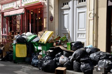 Paris, Fransa - 16 Mart 2023: Paris, Fransa 'daki grev yüzünden sokakta bir sürü çöp yığıldı.