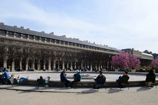 Parigi Francia Marzo 2023 Persone Sedute Riposarsi Attorno Uno Stagno — Foto Stock