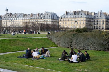 Paris, Fransa - 16 Mart 2023: Paris, Fransa 'daki güzel Tuileries bahçelerindeki insanlar