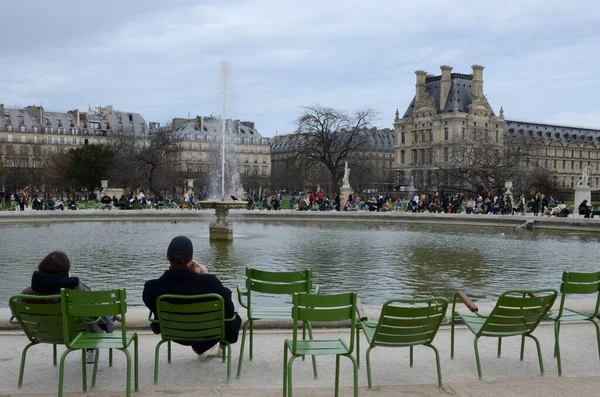Paris Frankrike Mars 2023 Människor Runt Stor Damm Vid Tuileriernas — Stockfoto