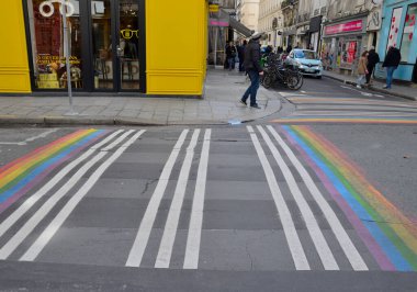 Paris, Fransa - 18 Mart 2023: Fransa 'nın Marais semtinde eşcinsel bayrağı yaya geçidi.