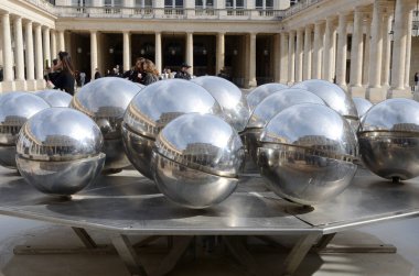 Paris, Fransa - 16 Mart 2023: Fransa Kraliyet Sarayı bahçelerindeki Avluda büyük kaplama renkli topların etrafındaki insanlar. 