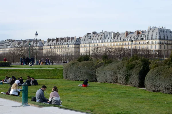 París Francia Marzo 2023 Gente Sobre Césped Los Hermosos Jardines —  Fotos de Stock