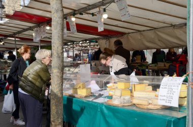 Paris, Fransa - 17 Mart 2023: Paris, Fransa 'daki sokak pazarından insanlar peynir satın alıyor. 