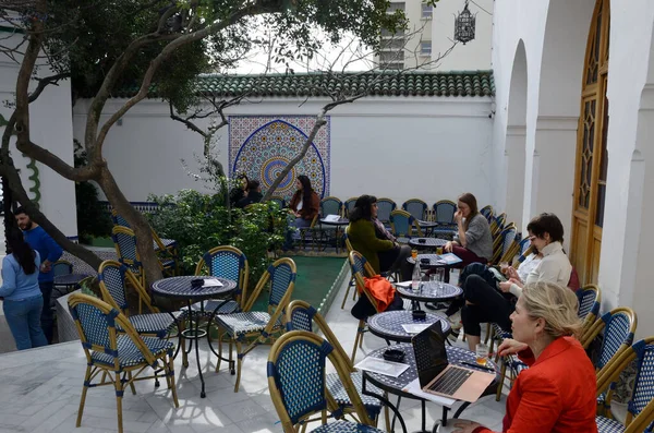 2023年3月17日フランス パリのモスクの中庭にある屋外茶店の人々 — ストック写真