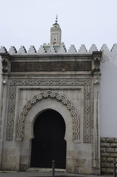 2023年3月17日 法国巴黎 一座装饰过的清真寺大门 它的后面是法国巴黎的尖塔 — 图库照片