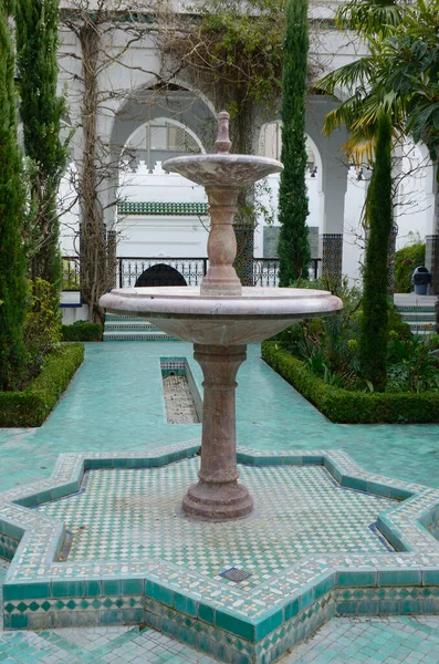 法国巴黎 2023年3月17日 法国巴黎清真寺摩尔式庭院中的大理石喷泉 — 图库照片