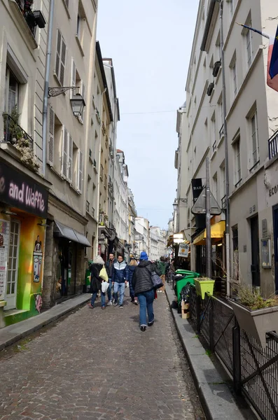 Παρίσι Γαλλία Μαρτίου 2023 Άνθρωποι Πλακόστρωτο Δρόμο Που Βρίσκεται Στη — Φωτογραφία Αρχείου