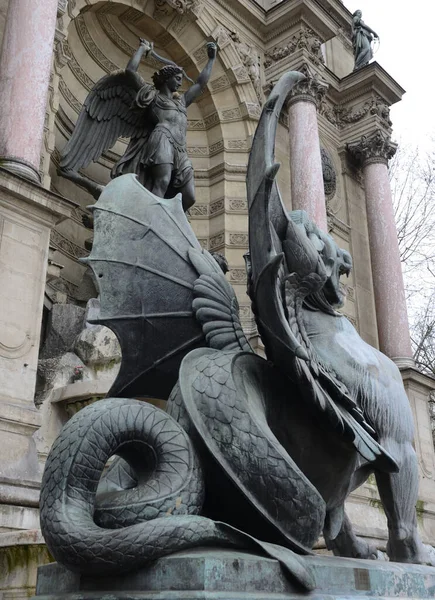 ドラゴンと大天使の彫刻 Michael Saint Michelle Fountain Latin Quarter Paris France — ストック写真