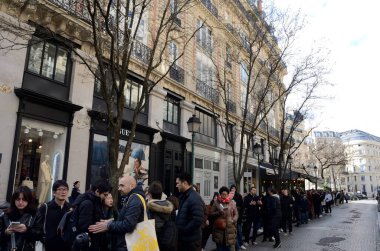 Paris, Fransa - 18 Mart 2023: Paris, Fransa 'daki ünlü Montorgueil caddesindeki insanlar.