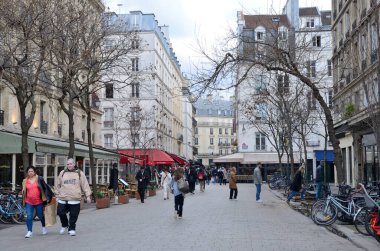 Paris, Fransa - 18 Mart 2023: Paris, Fransa 'nın birinci bölgesindeki yayalar.